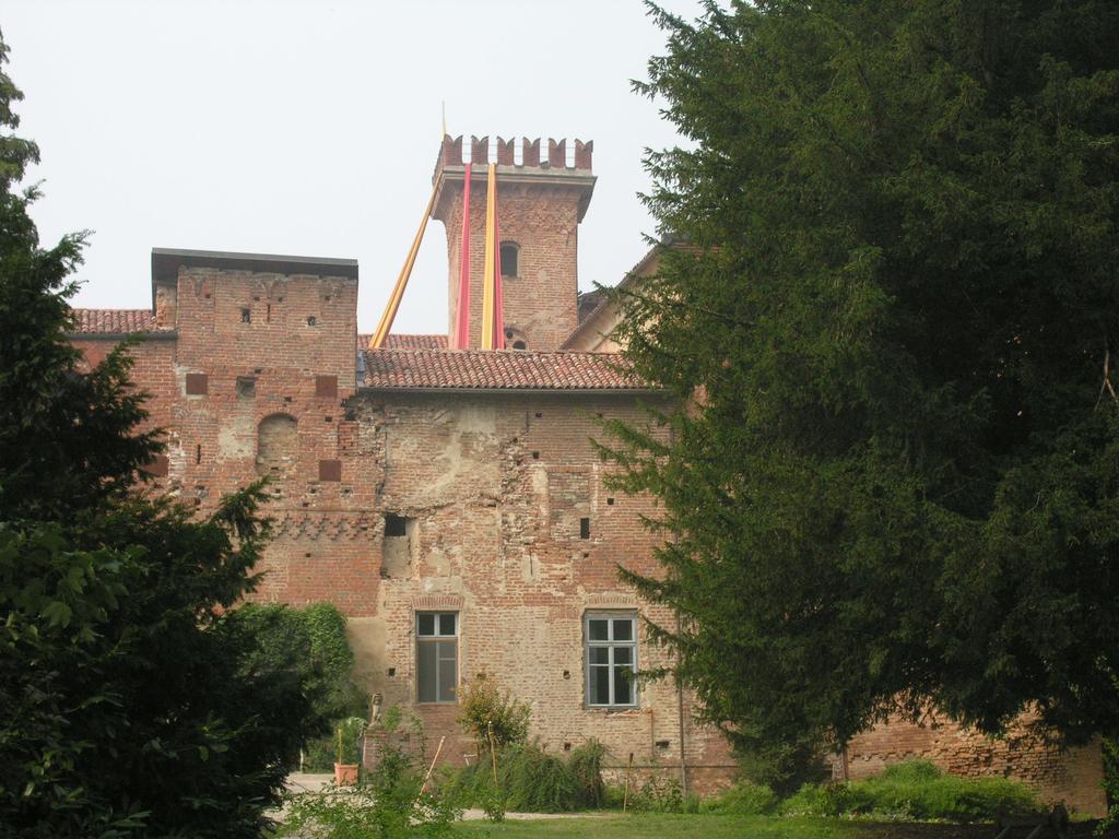 Giarole Castello Sannazzaro B&B المظهر الخارجي الصورة